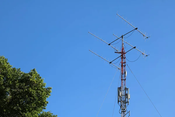 Antenne Voor Communicatie Gebouw Toren Blue Sky — Stockfoto