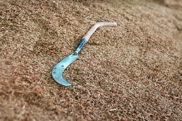 Cuchillo Grande Con Mango Madera Largo Sobre Aserrín Madera — Foto de Stock