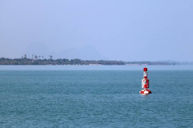 Kırmızı gezinti şamandıra veya Tayland Körfezi denizde yüzen işaretleri lateral görüntü. 
