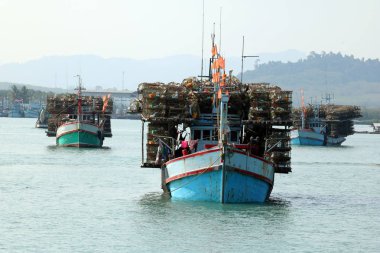 Yerel balıkçı tekneleri balık ile kafesleri nehir Tayland sahil boyunca bir teknede tuzağa.