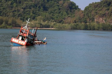 Enkaz ahşap balıkçı teknesi sahilde uzun süre sıkışıp kalmak yapıldı. .