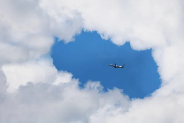 Uçak Beyaz Bulutlar Gökyüzü Mavi Gökyüzü — Stok fotoğraf