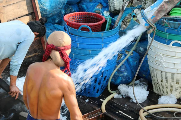 Pescador Espera Descargar Hielo Para Pescado Congelado Los Barcos Pesca — Foto de Stock