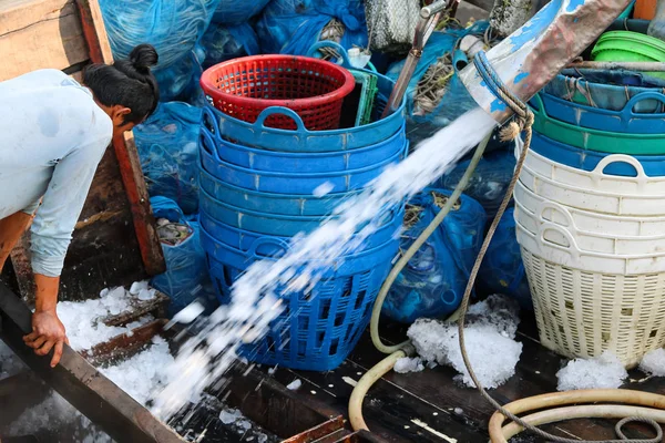 Pescador Espera Descargar Hielo Para Pescado Congelado Los Barcos Pesca — Foto de Stock