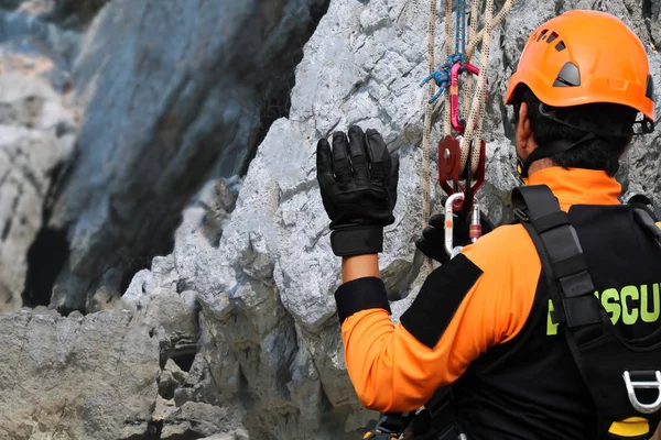 Kurtarma eğitim kaya tırmanışı ve Tayland mağdurlarına yardım abseiling.