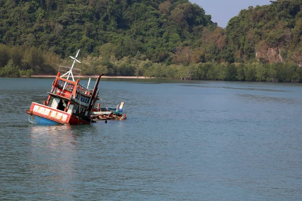 Enkaz ahşap balıkçı teknesi sahilde uzun süre sıkışıp kalmak yapıldı. .
