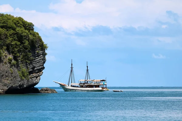 Velero Blanco Océano Con Vistas Isla Cielo Azul Golfo Tailandia — Foto de Stock