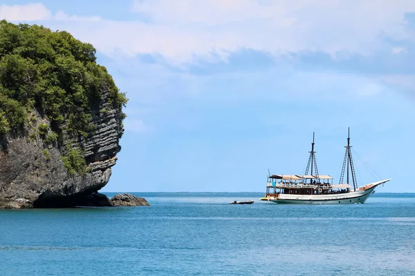 Velero Blanco Océano Con Vistas Isla Cielo Azul Golfo Tailandia — Foto de Stock