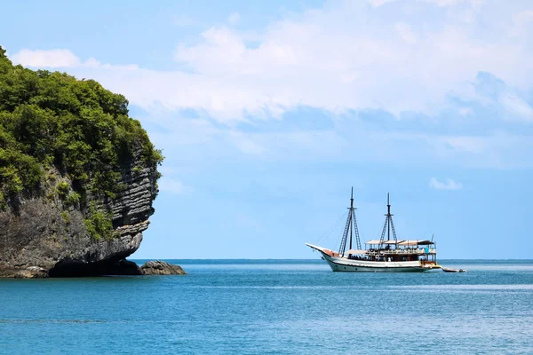 Velero Blanco Océano Con Vistas Isla Cielo Azul Golfo Tailandia — Foto de Stock