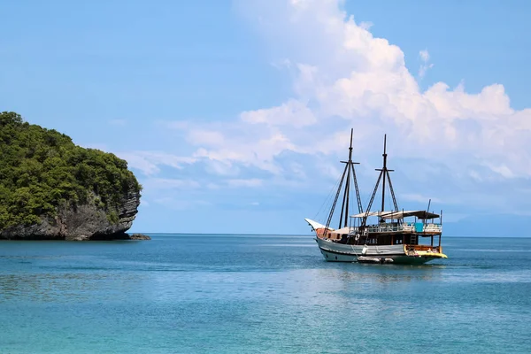 Velero Blanco Océano Con Vistas Isla Cielo Azul Golfo Tailandia — Foto de Stock
