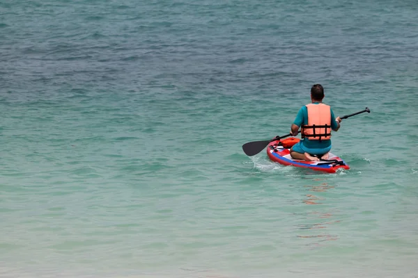 Homem Turístico Desfrutando Stand Paddle Board Prancha Surf Praia Tropical — Fotografia de Stock