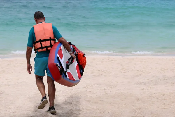 Toeristische Man Stand Paddle Board Surfplank Het Tropische Strand Thailand — Stockfoto
