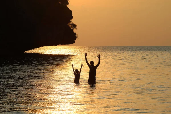 Silueta Padre Hija Disfrutan Nadando Haciendo Snorkel Cerca Playa Con —  Fotos de Stock