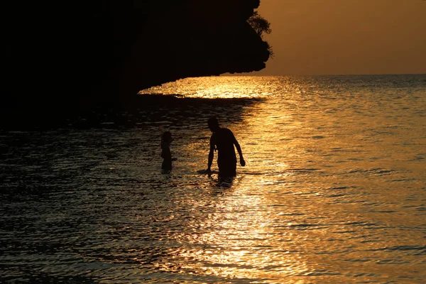 Silueta Tatăl Fiica Bucură Înot Snorkeling Apropierea Plajei Cer Roșu — Fotografie, imagine de stoc