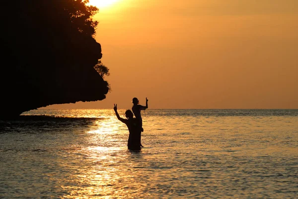 Silueta Padre Hija Disfrutan Nadando Haciendo Snorkel Cerca Playa Con — Foto de Stock