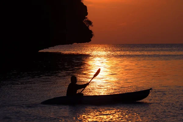 Asiatique Homme Aviron Kayak Près Plage Avec Ciel Rouge Coucher — Photo