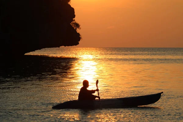 Hombre Asiático Remando Kayak Cerca Playa Con Fondo Atardecer Cielo — Foto de Stock