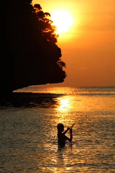 Silueta Niña Disfrutar Natación Snorkel Cerca Playa Con Cielo Rojo — Foto de Stock