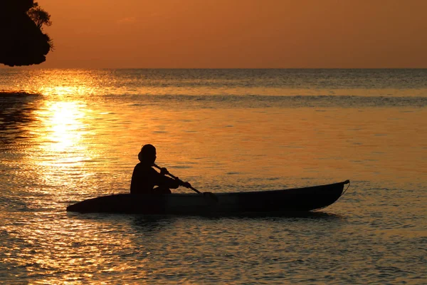 Hombre Asiático Remando Kayak Cerca Playa Con Fondo Atardecer Cielo — Foto de Stock