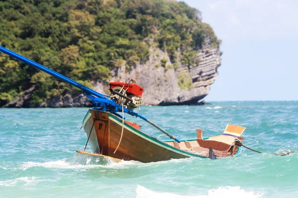 Barcos Cola Larga Estacionados Cerca Playa Con Olas Del Océano — Foto de Stock