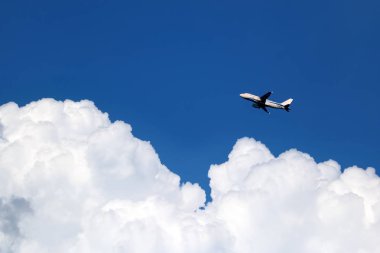 Uçak beyaz bulutlar gökyüzü ve blue sky adlı samui Adası Tayland.