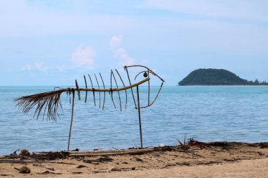 Sanat sahilde, ahşap iskelet balık ve deniz plaj atık 