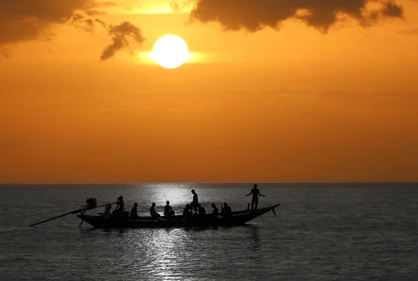 Siluetas Personas Divirtiéndose Bote Cola Larga Mar Con Cielo Atardecer — Foto de Stock