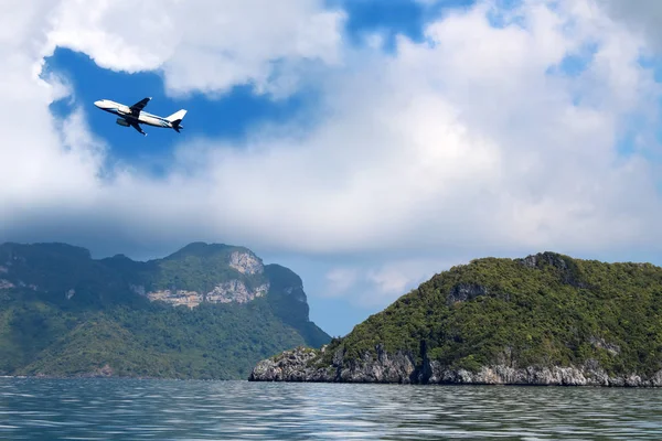 Avión Cielo Con Nubes Blancas Cielo Azul Isla Samui Tailandia — Foto de Stock