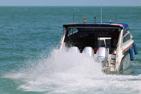 Motor Barco Velocidade Está Executando Com Água Mar Espirrando Golfo — Fotografia de Stock