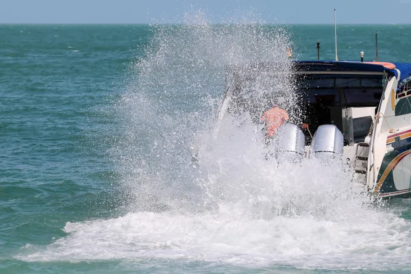 Motor Barco Velocidade Está Executando Com Água Mar Espirrando Golfo — Fotografia de Stock