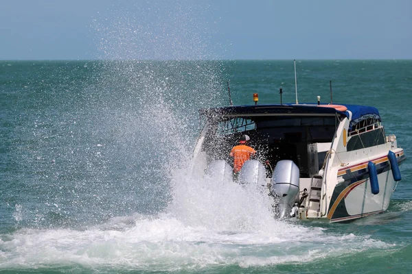 Motor Barco Velocidade Está Executando Com Água Mar Espirrando Golfo — Fotografia de Stock