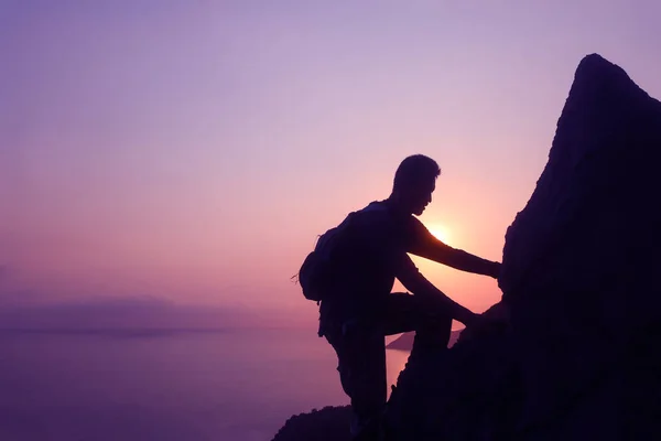 Silueta Púrpura Hombre Escalando Roca Fotógrafo Montaña Amanecer Archipiélago Isla —  Fotos de Stock