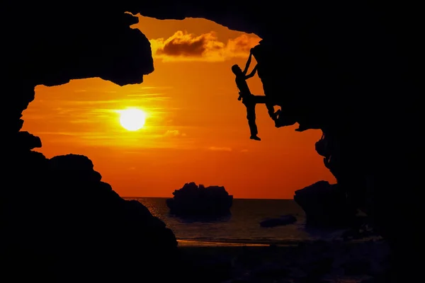 Photographer Climbing Rock Cave Beach Kayaking Red Sky Sunset — Stock Photo, Image