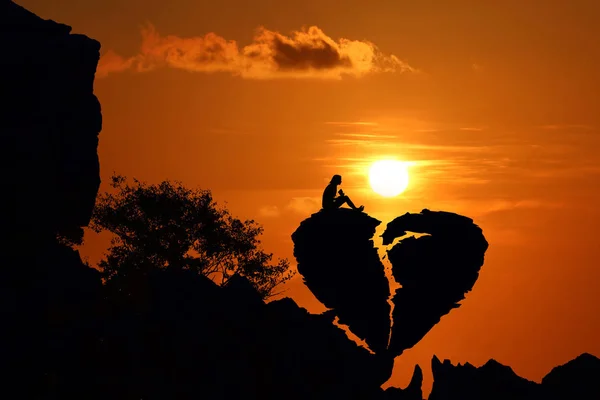 Pareja Roca Corazón Roto Forma Montaña Con Puesta Sol Cielo —  Fotos de Stock