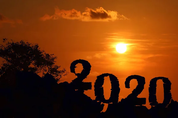 Neujahr 2020 Silhouette Hintergrundkonzept Berg Und Sonnenuntergang Hintergrund — Stockfoto