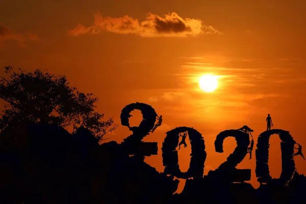 Nieuwjaar 2020 Silhouet Achtergrond Concept Berg Sunset Achtergrond — Stockfoto