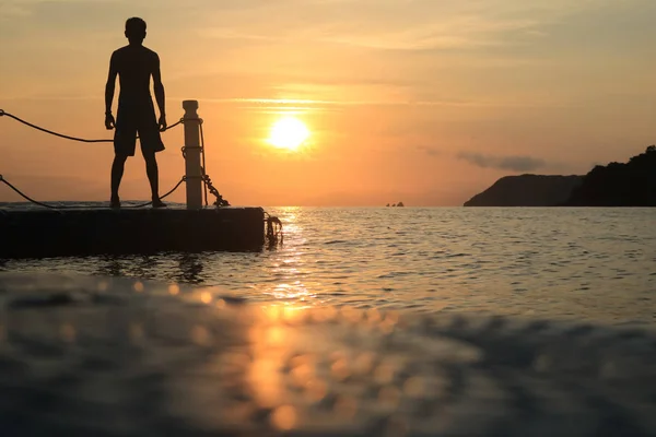 Asijské Muži Stojící Skákání Plovoucí Molo Při Západu Slunce Silueta — Stock fotografie
