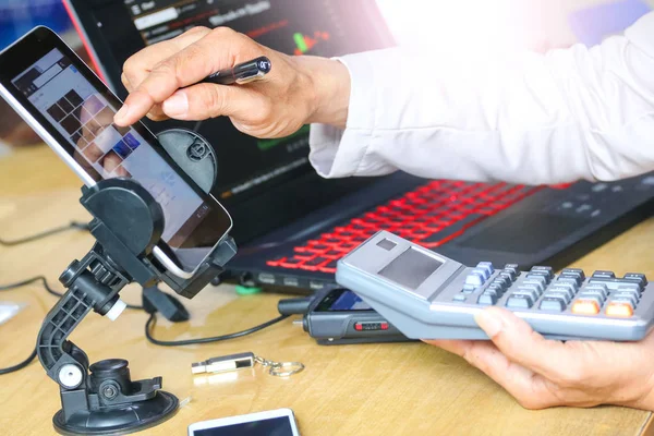 Asiatiska Affärsmän Använder Bärbara Datorer Kalkylator Surfplatta Och Telefon Med — Stockfoto