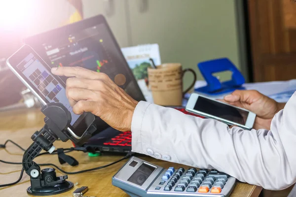 Asiatiska Affärsmän Använder Bärbara Datorer Kalkylator Surfplatta Och Telefon Med — Stockfoto