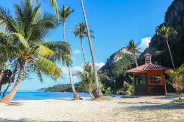 Kulübe veya Hindistan cevizi beach yazlık. Saat Kulesi veya cankurtaran Kulesi mavi gökyüzü ve okyanus arka planı.