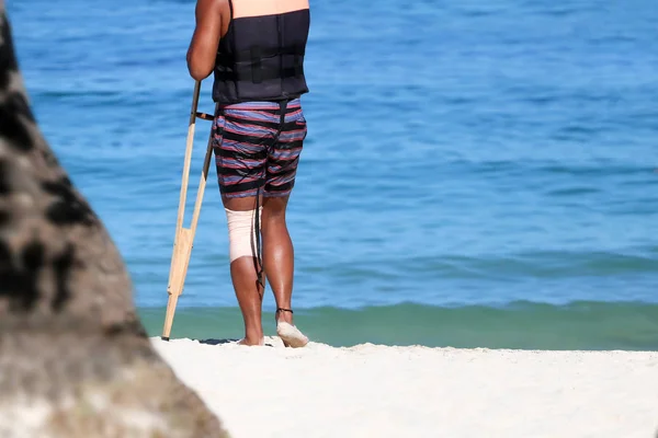 Wypadku Turystycznych Człowieka Spacery Przez Kule Plaży Podczas Podróży Lato — Zdjęcie stockowe