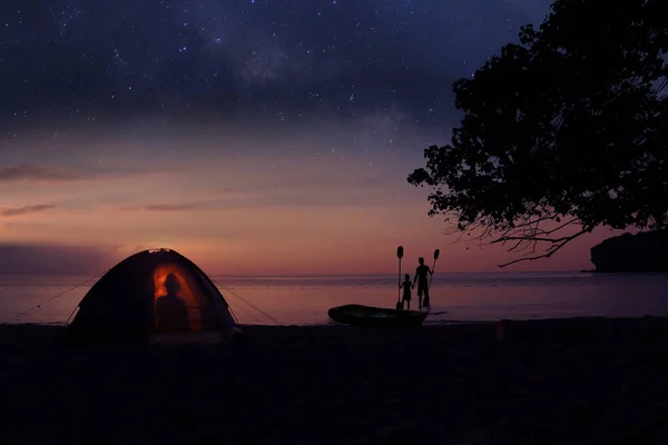 Camping Stranden Med Millioner Stjerner Skygge Kvinne Teltene Fra Soloppgang – stockfoto