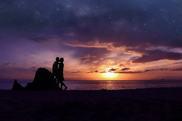Silhouette Couple Kissing Beach Million Stars Galaxy Purple Sky Sunrise — Stock Photo, Image
