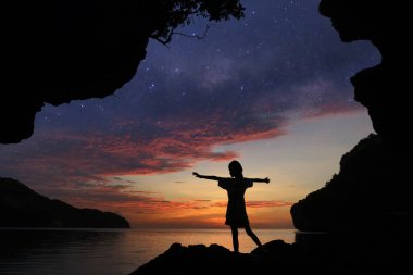 Kız güzel MIL ile plaja yakın buzlu ayakta