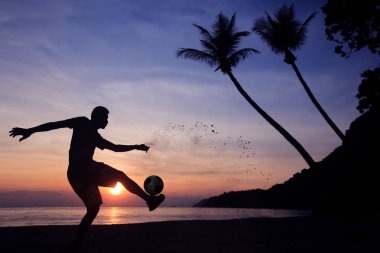 Siluet voleybolu Kick futbol sahilde Asyalı adam oynamak soc