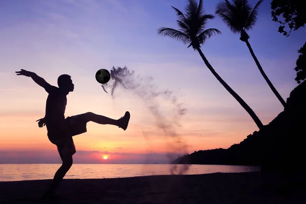 Silhouet Volley Kick Voetbal op het strand, Aziatische man spelen soc — Stockfoto