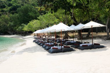 Sahilde Beyaz şemsiye ile Bean Bags, öğle yemeği için kurmak