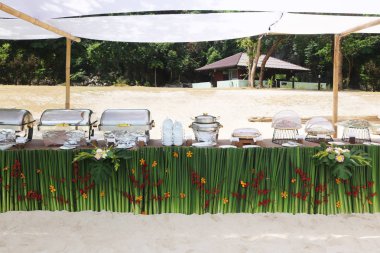 Sahilde açık büfe, hat tropikal öğle yemeği için kurmak