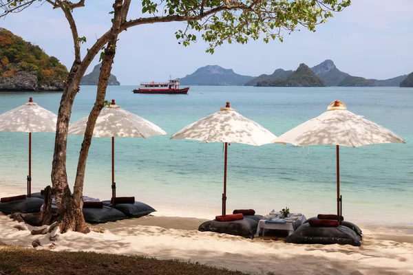 Bolsas de frijoles con el paraguas blanco en la playa, preparadas para el almuerzo — Foto de Stock