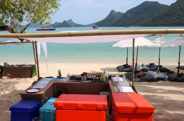 Bar en la playa, refresco buffet o bebida en la isla tropical — Foto de Stock
